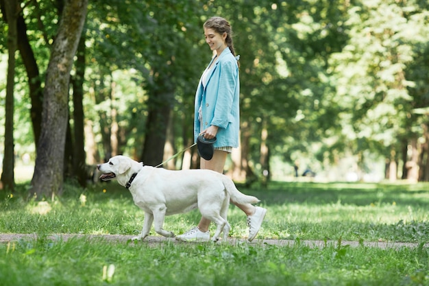 Hundespaziergang an der Leine im Park