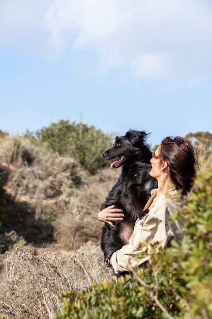 Hundetrainer, der mit seinem Haustier interagiert