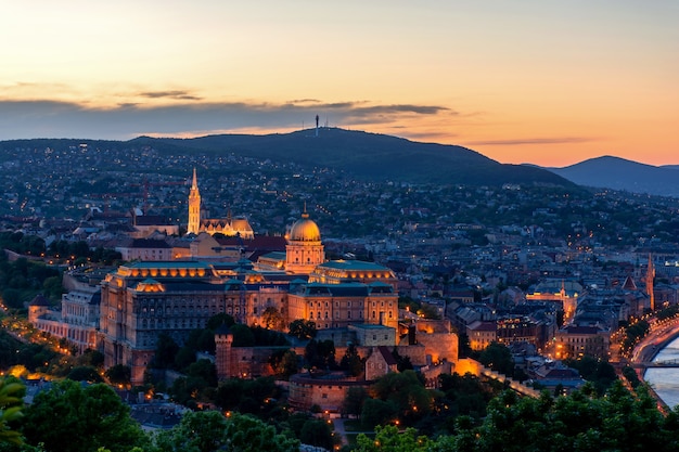 Hungria, Budapeste à noite, vista da montanha Gellert à fortaleza de Buda, cidade noturna