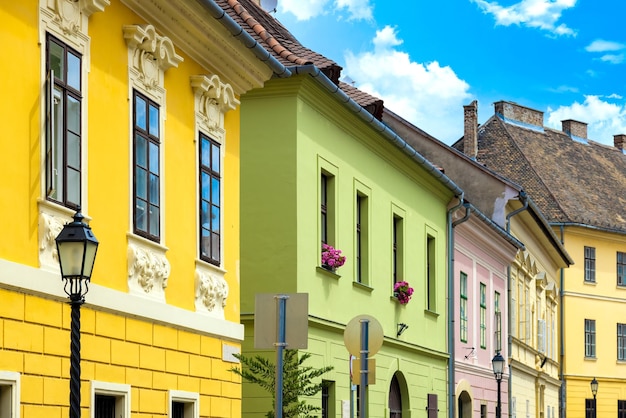 Hungría calles antiguas en la ciudad histórica cerca del castillo de Budapest y el bastión de los pescadores en Castle Hill