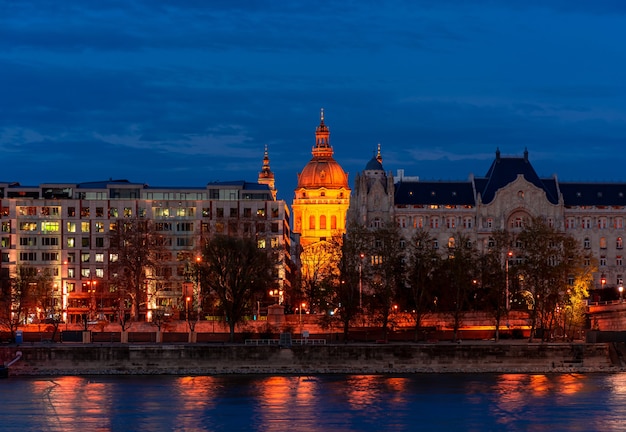 Hungría, la ciudad de Budapest por la noche, la Basílica de Istvan, con el telón de fondo de la ciudad de noche, el reflejo de las luces en el agua