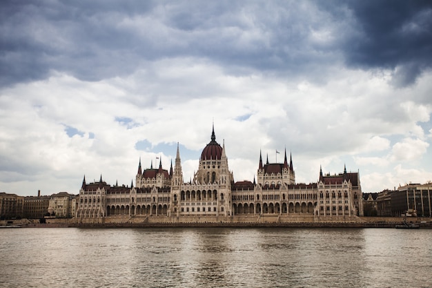 Hungría, vista del edificio del Parlamento en Budapest