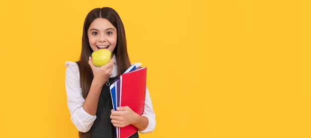 Hungrig nach neuem Wissen Glückliches Schulkind essen Apfel Porträt von Schulmädchen Student Studio Banner Header Schulkind Gesicht Copyspace