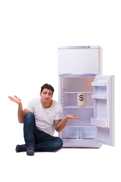 Hungriger Mann, der nach Geld sucht, um den Kühlschrank zu füllen