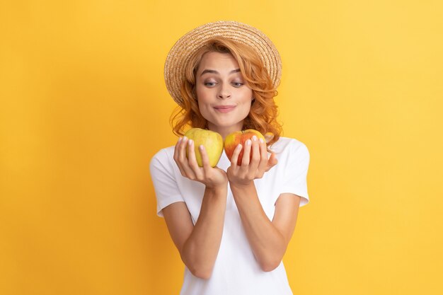 Hungriges Mädchen mit Apfelfrucht. Vitamine und Diät. Frau im Strohhut, die gesundes Essen isst. Jugendgesundheit. natürlicher organischer frischer Apfel. gesundes Leben. Ernährung und Hautschönheit. Zahnpflege. Mittagspause.