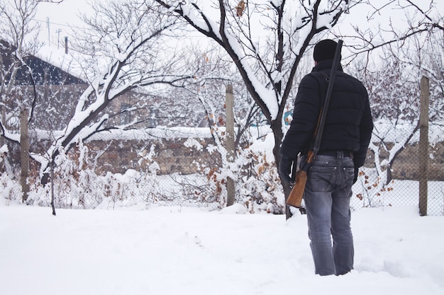 Hunter com uma arma. Caça no inverno.