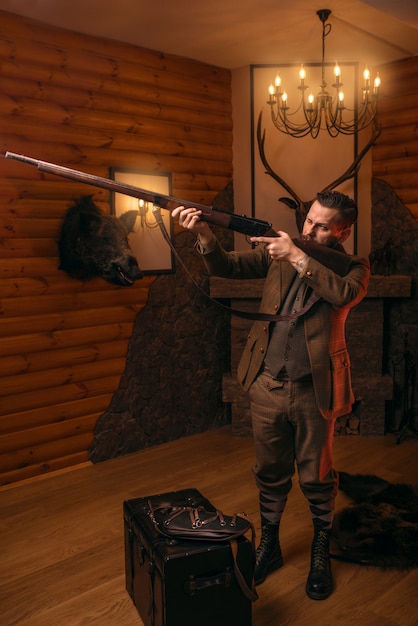 Hunter man apunta del rifle de caza antiguo
