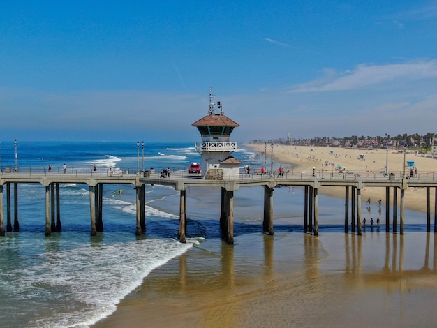 Huntington Pier con torre de salvavidas para surfistas al sureste de Los Ángeles