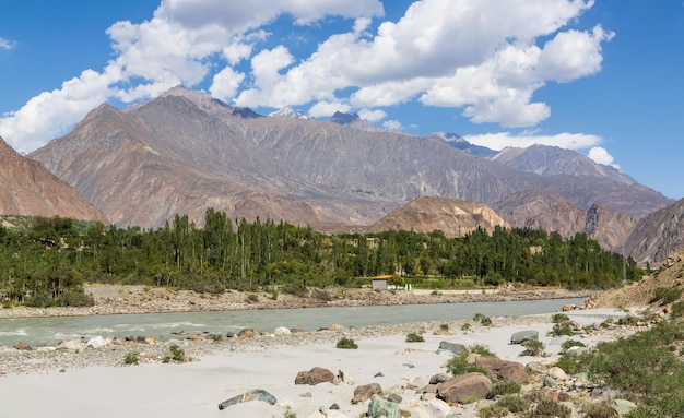 Hunza-Fluss im Hunza-Tal mit Karakorum-Gebirge. Hunza-Tal, Gilgit-Baltistan, Pakistan