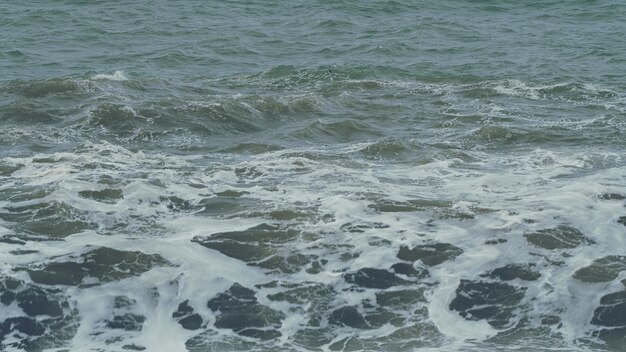 El huracán esparce el océano grandes olas de viento hermosas olas verdes azules salpicando