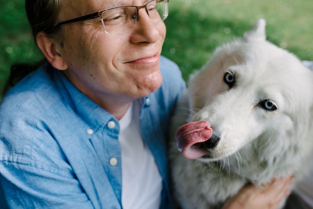 Husky blanco besa a su amo