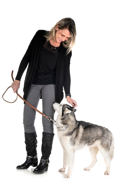 Husky siberiano y mujer