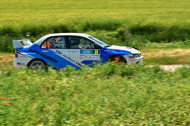 Foto hustopece república checa 18 de junio de 2016 coche de rally