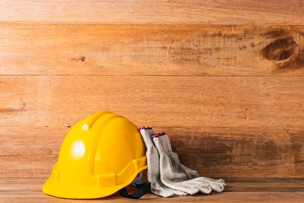 Hut und Handschuhe auf einem Holztisch