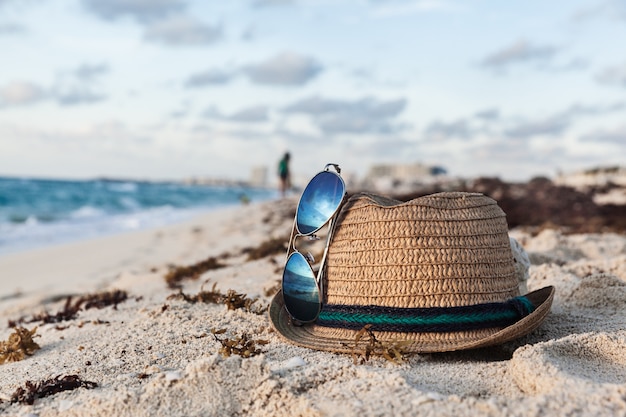 Hut Und Sonnenbrille Auf Dem Sandstrand Im Sommer