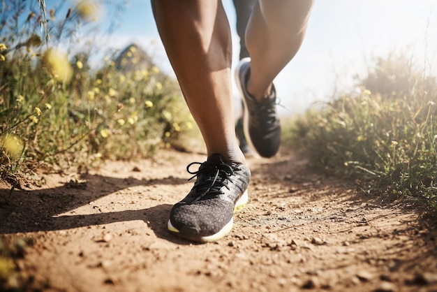 Huye de todo lo que no sea bueno para ti Toma en ángulo bajo de un hombre irreconocible corriendo