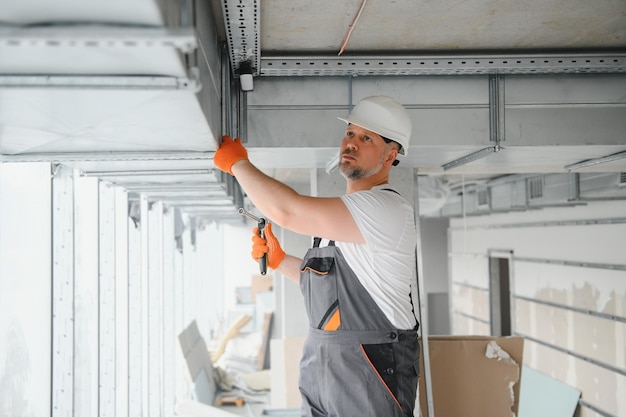 HVAC-Mitarbeiter installieren Kanalrohrsystem für Belüftung und Klimaanlage im Büro