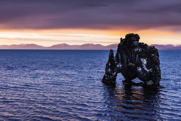 Hvitserkur 15 m de altura. Es una roca espectacular en el mar en la costa norte de Islandia. Esta foto se refleja en el agua después del atardecer de medianoche.