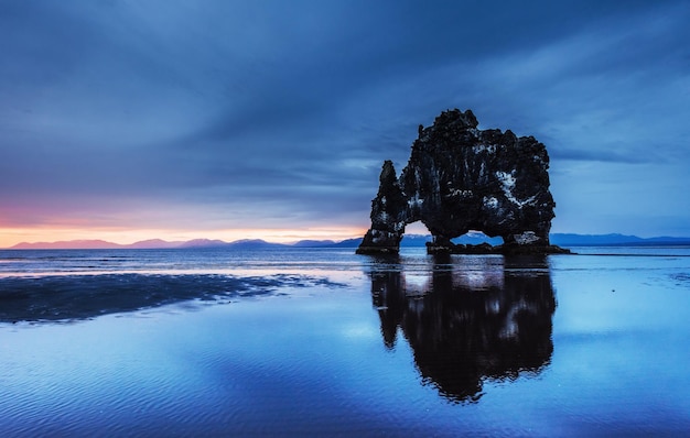 Hvitserkur 15 m de altura É uma rocha espetacular no mar