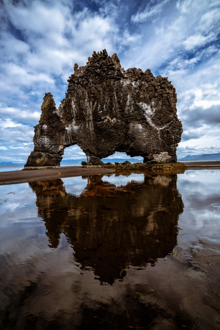 Foto hvitserkur - a rocha de basalto única na islândia.