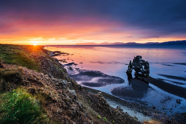 Hvitserkur é uma rocha espetacular no mar na costa norte