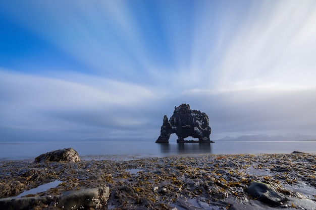 Hvitserkur icónica roca larga exposición y celaje en lapso de tiempo de islandia