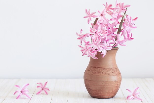 Hyazinthen in Vase auf weißen Holzbrettern