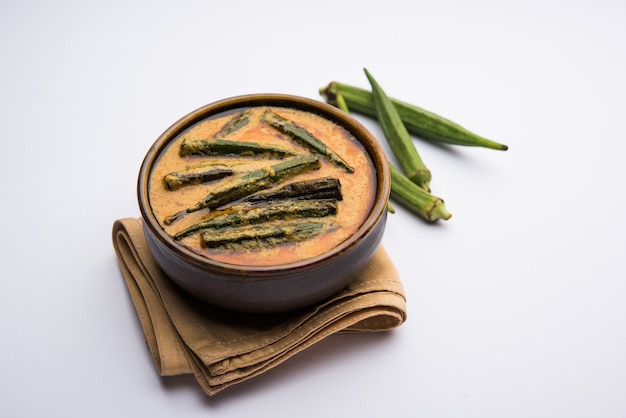 Hyderabadi Bhindi ka Salan oder Okra Salan, hergestellt mit Damenfingern oder Ochro. Hauptgerichtsrezept aus Indien. in einer Schüssel serviert. selektiver Fokus