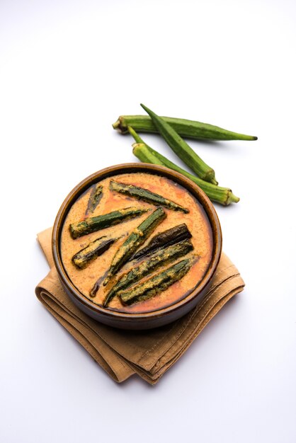 Hyderabadi Bhindi ka Salan oder Okra Salan, hergestellt mit Damenfingern oder Ochro. Hauptgerichtsrezept aus Indien. in einer Schüssel serviert. selektiver Fokus