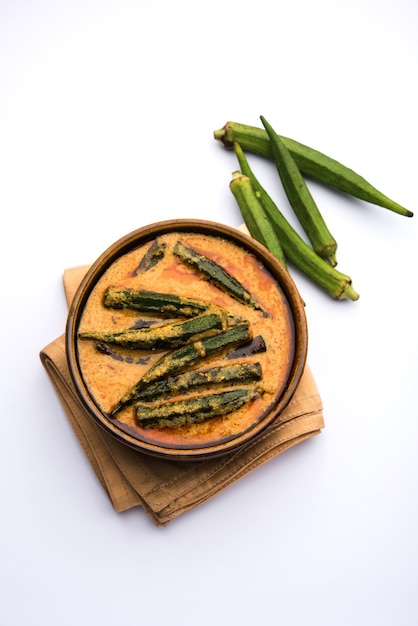 Hyderabadi Bhindi ka Salan oder Okra Salan, hergestellt mit Damenfingern oder Ochro. Hauptgerichtsrezept aus Indien. in einer Schüssel serviert. selektiver Fokus