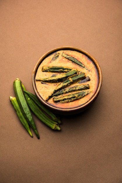 Hyderabadi Bhindi ka Salan oder Okra Salan, hergestellt mit Damenfingern oder Ochro. Hauptgerichtsrezept aus Indien. in einer Schüssel serviert. selektiver Fokus
