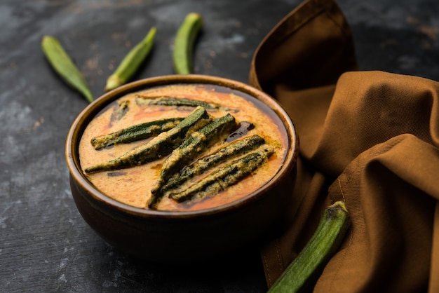 Hyderabadi Bhindi ka Salan oder Okra Salan, hergestellt mit Damenfingern oder Ochro. Hauptgerichtsrezept aus Indien. in einer Schüssel serviert. selektiver Fokus