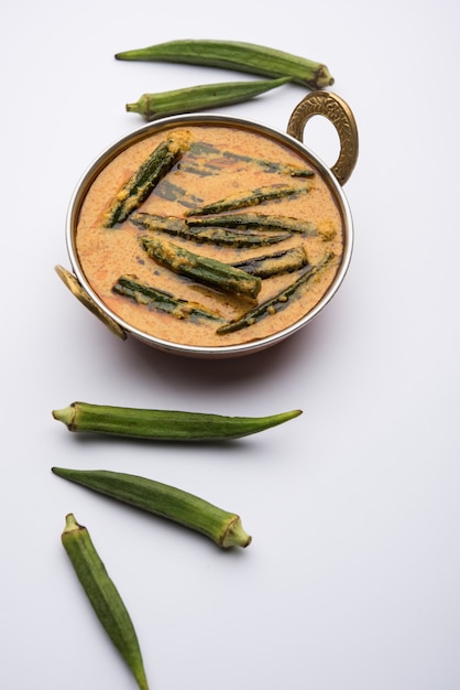 Hyderabadi Bhindi ka Salan oder Okra Salan, hergestellt mit Damenfingern oder Ochro. Hauptgerichtsrezept aus Indien. in einer Schüssel serviert. selektiver Fokus