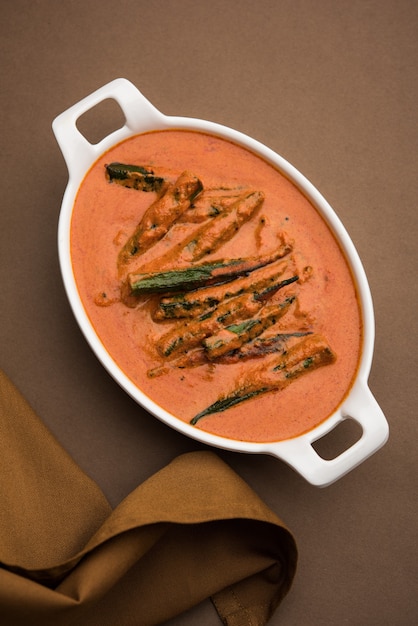 Hyderabadi Bhindi ka Salan ou quiabo salan feito com os dedos das mulheres ou ochro. Receita do prato principal da Índia. servido em uma tigela. foco seletivo