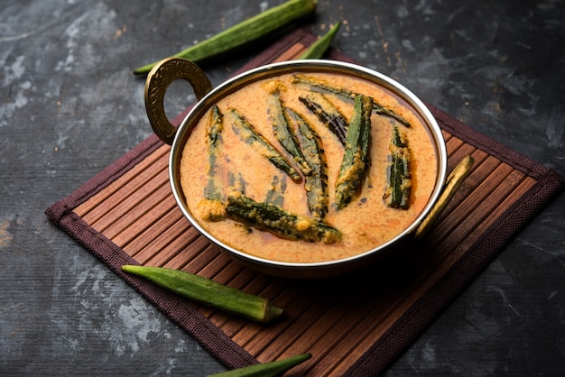 Hyderabadi Bhindi ka Salan ou quiabo salan feito com os dedos das mulheres ou ochro. Receita do prato principal da Índia. servido em uma tigela. foco seletivo