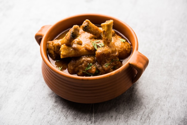 Hyderabadi Hammelfleisch Paya, Nehari, Nazari oder Nihari Masala. serviert mit Naan und Reis.