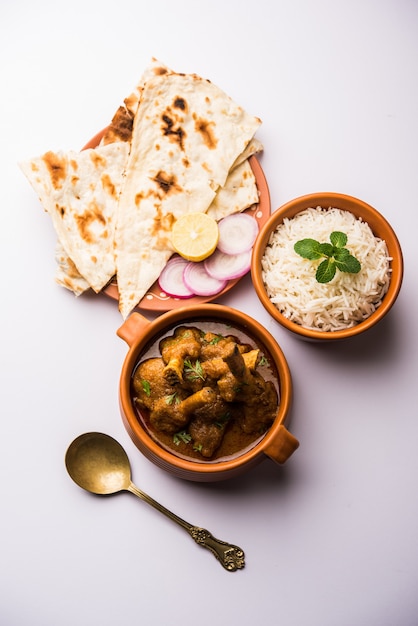 Hyderabadi Hammelfleisch Paya, Nehari, Nazari oder Nihari Masala. serviert mit Naan und Reis.