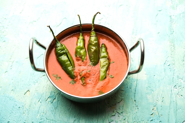 Hyderabadi Mirch, Mirchi Ka Salan oder grüner Chilly Sabzi oder Curry. Hauptgerichtsrezept aus Indien. in einer Schüssel serviert. selektiver Fokus