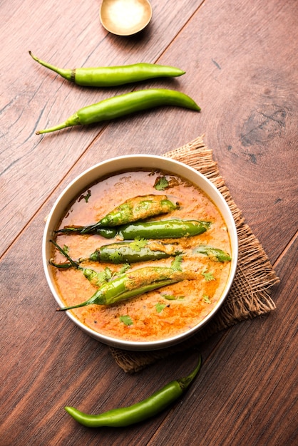 Hyderabadi Mirch, Mirchi Ka Salan oder grüner Chilly Sabzi oder Curry. Hauptgerichtsrezept aus Indien. in einer Schüssel serviert. selektiver Fokus
