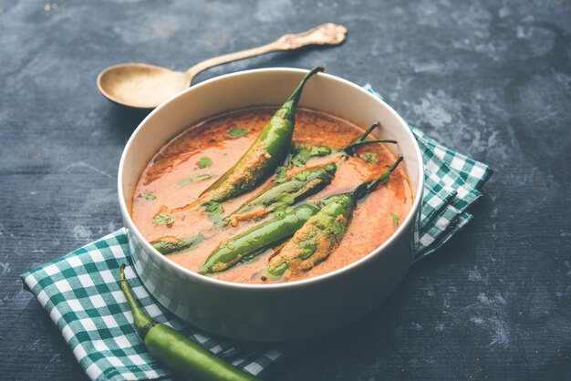 Hyderabadi Mirch, Mirchi Ka Salan oder grüner Chilly Sabzi oder Curry. Hauptgerichtsrezept aus Indien. in einer Schüssel serviert. selektiver Fokus