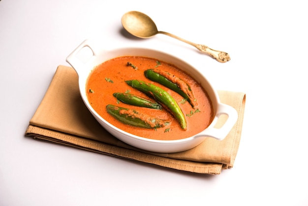 Hyderabadi Mirch, Mirchi Ka Salan oder grüner Chilly Sabzi oder Curry. Hauptgerichtsrezept aus Indien. in einer Schüssel serviert. selektiver Fokus