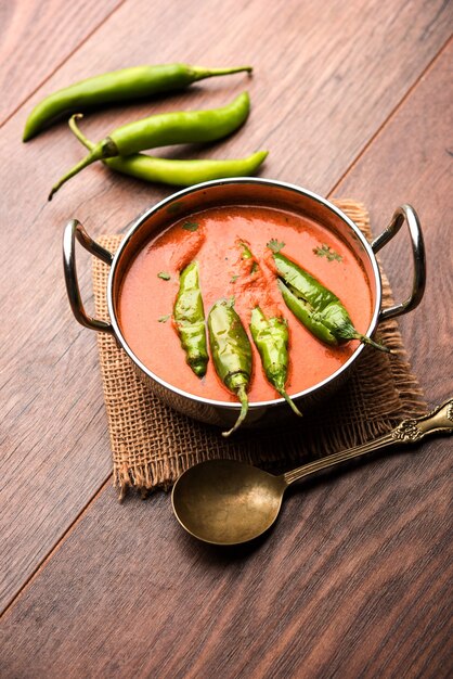 Hyderabadi mirch, mirchi ka Salan ou sabzi ou curry verde frio. Receita do prato principal da Índia. servido em uma tigela. foco seletivo