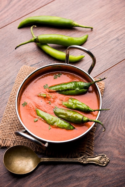 Hyderabadi mirch, mirchi ka Salan ou sabzi ou curry verde frio. Receita do prato principal da Índia. servido em uma tigela. foco seletivo