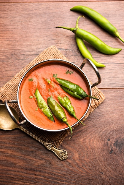 Hyderabadi mirch, mirchi ka Salan ou sabzi ou curry verde frio. Receita do prato principal da Índia. servido em uma tigela. foco seletivo