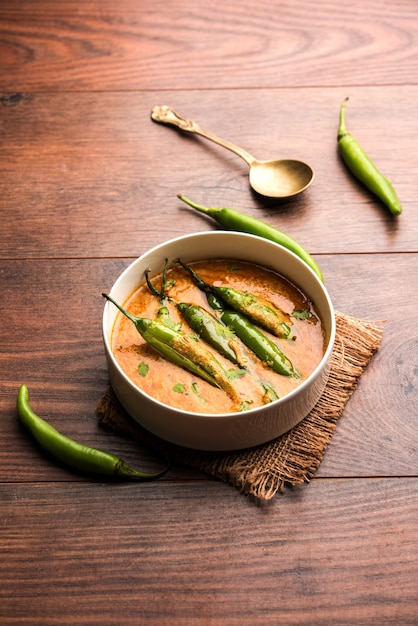 Hyderabadi mirch, mirchi ka Salan ou sabzi ou curry verde frio. Receita do prato principal da Índia. servido em uma tigela. foco seletivo