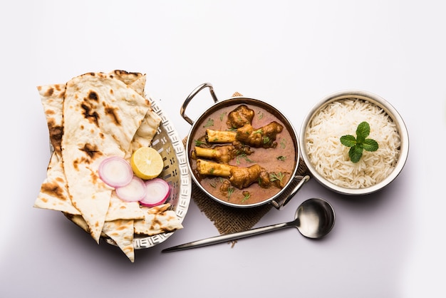 Hyderabadi Mutton Paya, Nehari, nazari o Nihari Masala. servido con Naan y arroz.