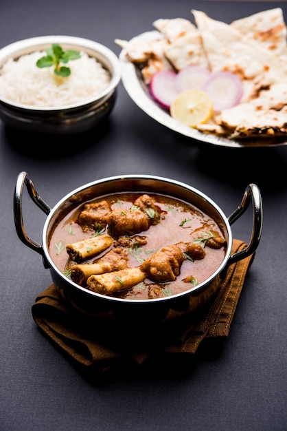 Hyderabadi Mutton Paya, Nehari, nazari o Nihari Masala. servido con Naan y arroz.