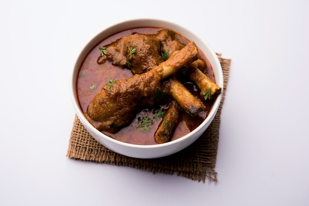Hyderabadi Mutton Paya, Nehari, nazari ou Nihari Masala. servido com Naan e arroz.