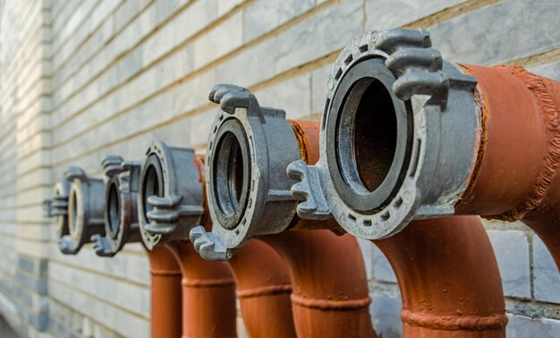 Foto hydranten ragen aus der wand.