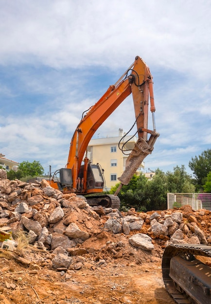 Hydraulikhammerbagger und Schaufelbagger arbeiten in Athen in Griechenland